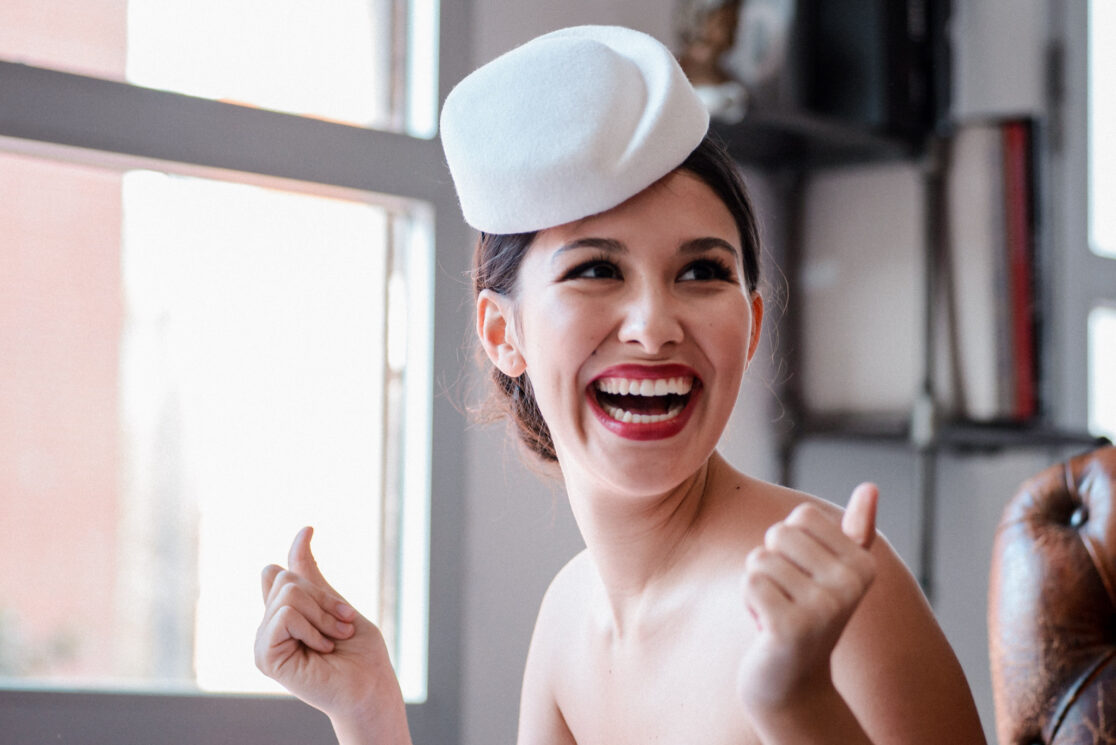 Novia con tocado pilbox Ivette de coleccion Claraele se rie feliz