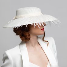 Pamela claraele plumas lateral Pamela Dior de plumas y lazo Claraele